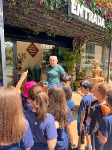 Os alunos do 2º ano viveram uma experiência especial no Viveiro Sacoman.