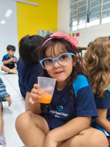 O Maternal 3 preparou um delicioso suco de laranja com cenoura.