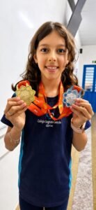 Maria, do 5º ano, conquistou duas medalhas nas Olimpíadas de Literatura.