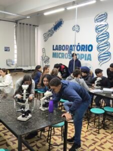 O 1º ano do Ensino Médio observou o tecido epitelial na prática.